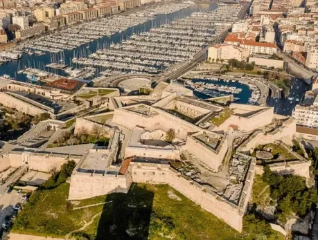 Visiter Marseille Taxi Transport privé et chauffeur VTC vers le Fort Saint-Nicolas à Marseille