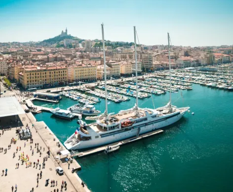 Visiter Marseille Taxi Chauffeur privé et transfert vers le Vieux-Port de Marseille - Point de rendez-vous GoTransfert