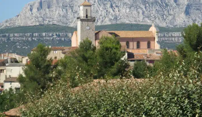 Fuveau et son clocher devant la montagne Sainte-Victoire