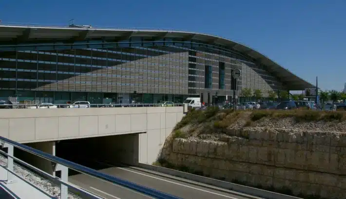 La gare Aix-en-Provence TGV et son toit en vague