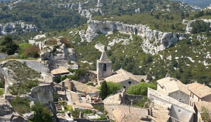 Le village des Baux-de-Provence sur son éperon rocheux