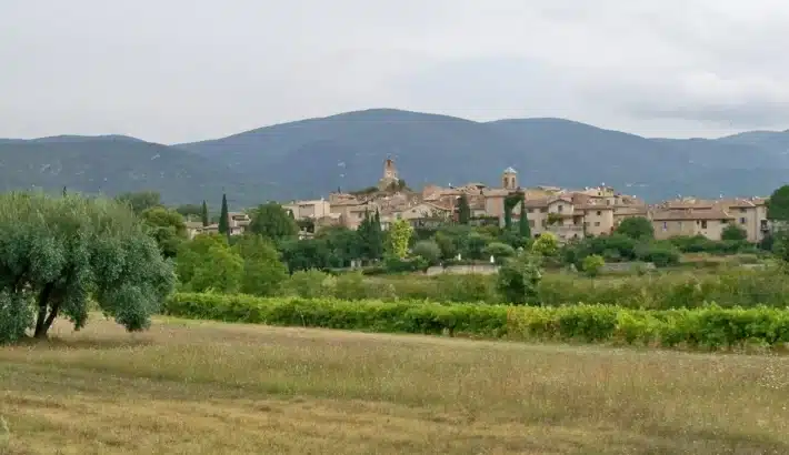 Le village de Lourmarin au pied du Luberon