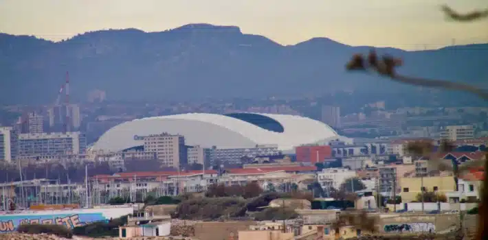 Le stade Vélodrome de Marseille au pied des collines