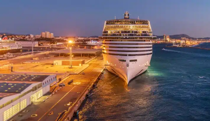 Un paquebot à quai au terminal croisière du port de Marseille