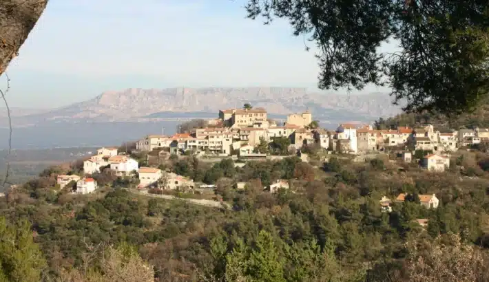 The hilltop village of Mimet