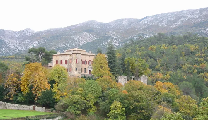 Le château de Vauvenargues au pied de la Sainte-Victoire