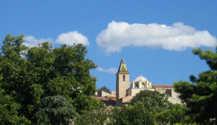 Le village d'Allauch et son clocher au milieu des pins