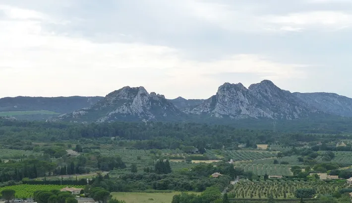 La plaine d'Eygalières et la chaîne des Alpilles