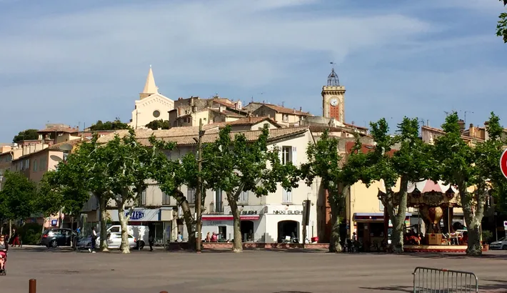 Le centre-ville d'Aubagne, avec son clocher et sa tour de l'horloge