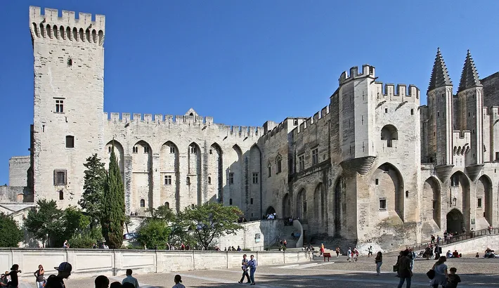 La façade du palais des Papes et la place du Palais à Avignon