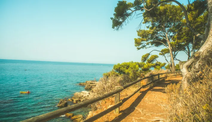 GoTransfert The coastal path above the sea in Bandol