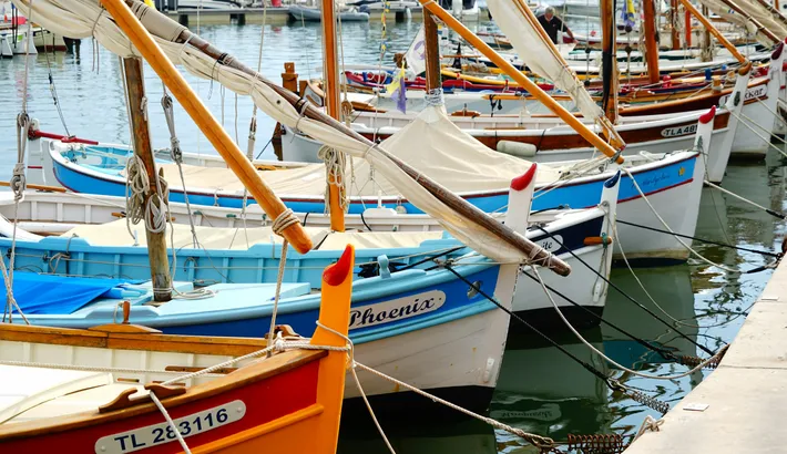 Barques provençales (pointus) amarrées dans le port de Bandol