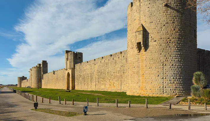Les remparts et une tour d'Aigues-Mortes