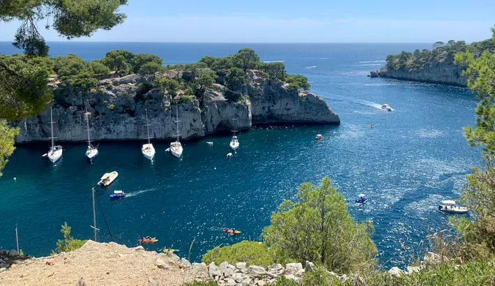 Une calanque près de Cassis, avec des voiliers au mouillage