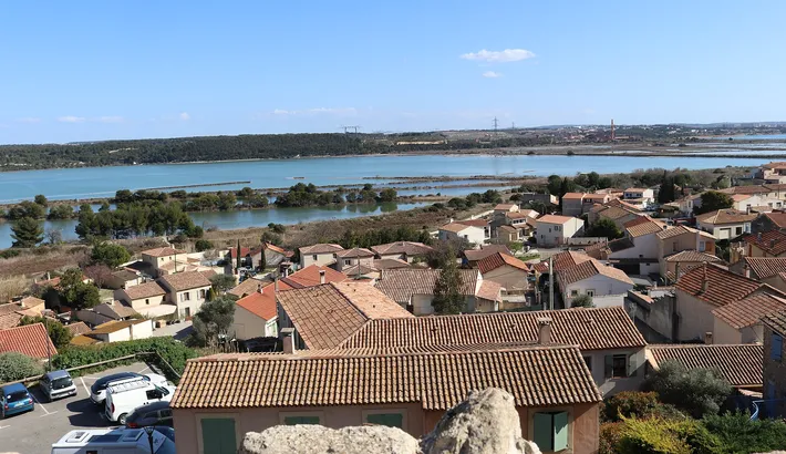 L'étang de l'Estomac et les maisons de Fos-sur-Mer