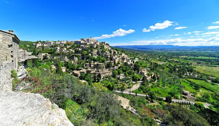 Gordes au-dessus de la vallée et des collines du Luberon