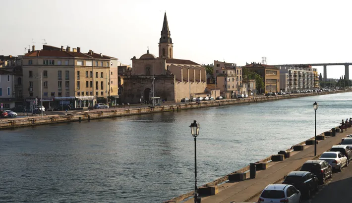 Les quais de Martigues, une église et le viaduc de Caronte au loin