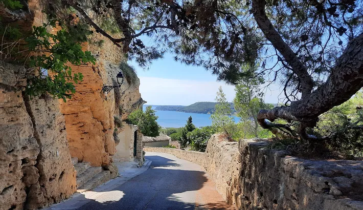 Une ruelle de pierre de Miramas-le-Vieux avec vue sur l'étang de Berre