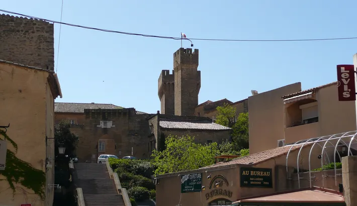 Le château de l'Empéri au-dessus des rues du centre de Salon-de-Provence