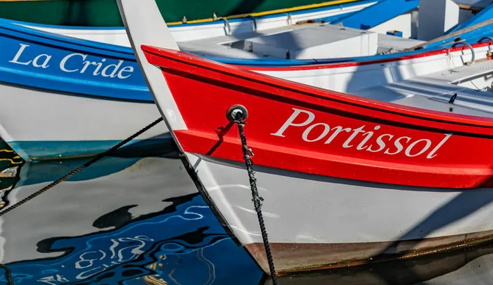 Pointus colorés, dont le « Portissol », dans le port de Sanary-sur-Mer