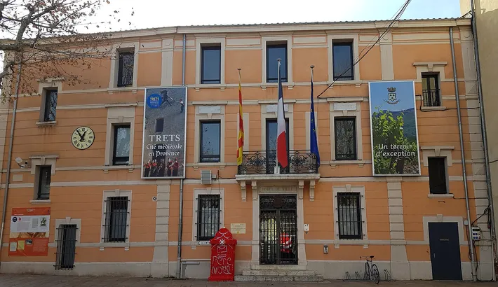La façade de la mairie de Trets