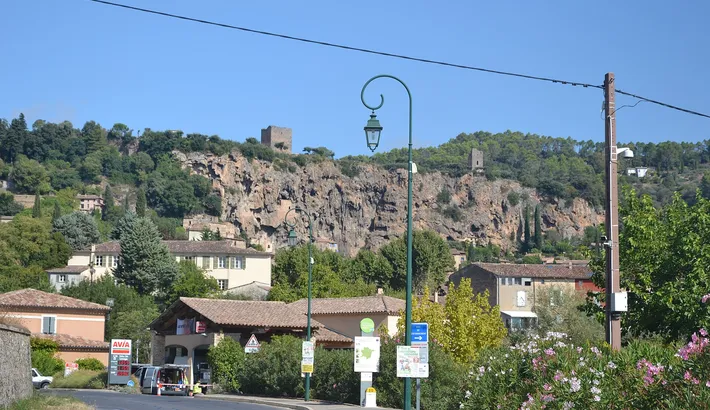 Cotignac et sa falaise de tuf