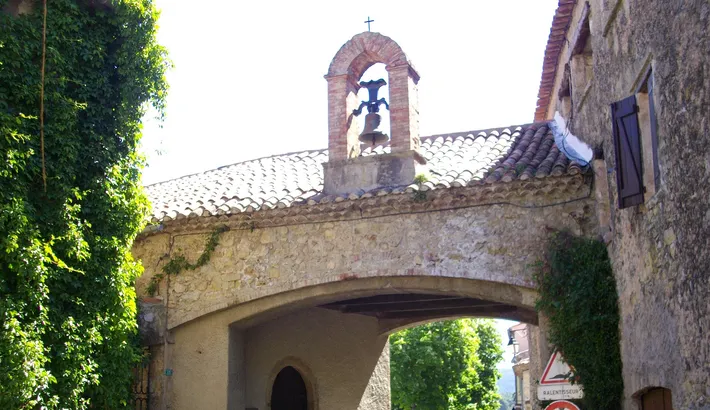 Une porte voûtée du village de Tourtour