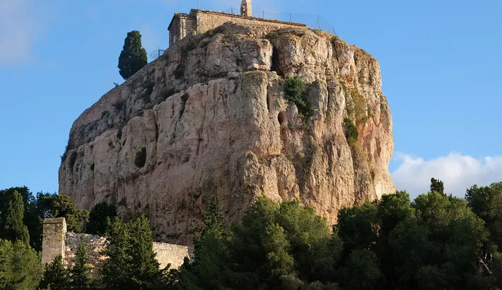 Le rocher de Vitrolles et sa chapelle Notre-Dame-de-Vie